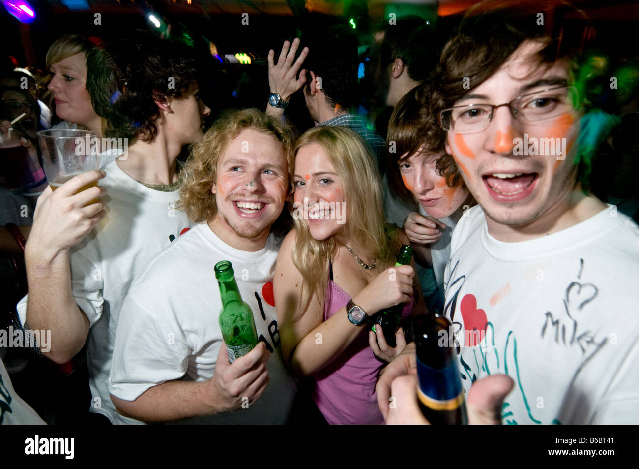 Jugendliche feiern an der Aberystwyth University Students Union ich Liebe Aber Party Night, Aberystwyth Wales UK Stockfoto