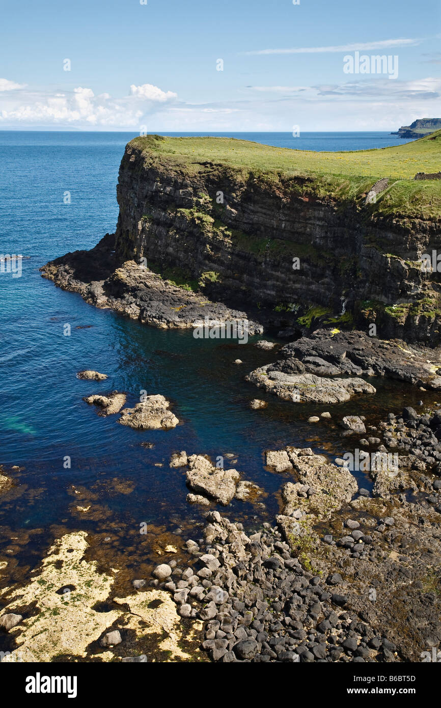 Basaltfelsen an der Küste von North Antrim gesehen von Dunluce Castle in der Nähe von Portballintrae, County Antrim, Nordirland Stockfoto