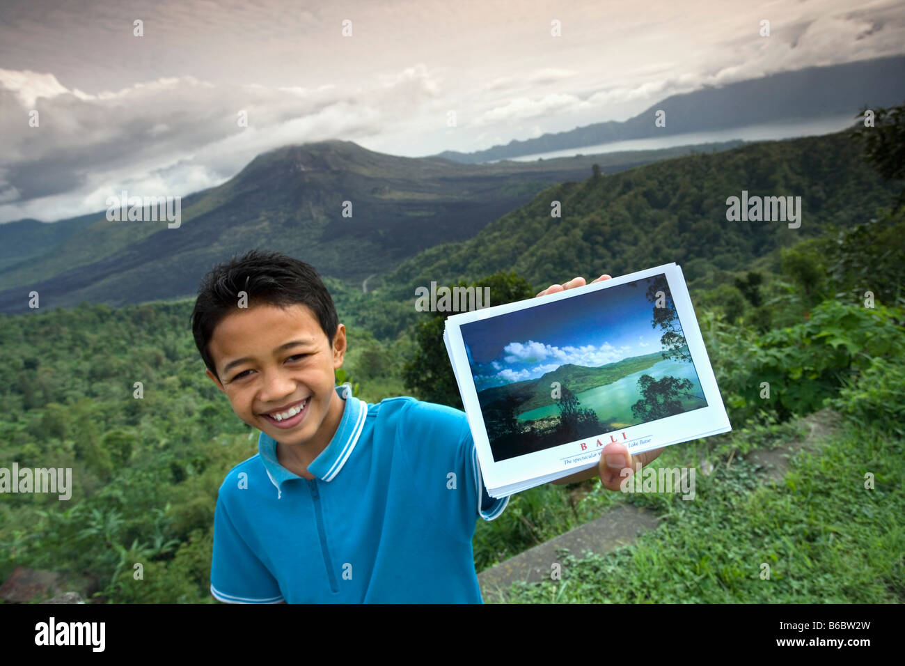 Indonesien, Kintamani, Bali, Boy, Verkauf von Postkarten Stockfoto