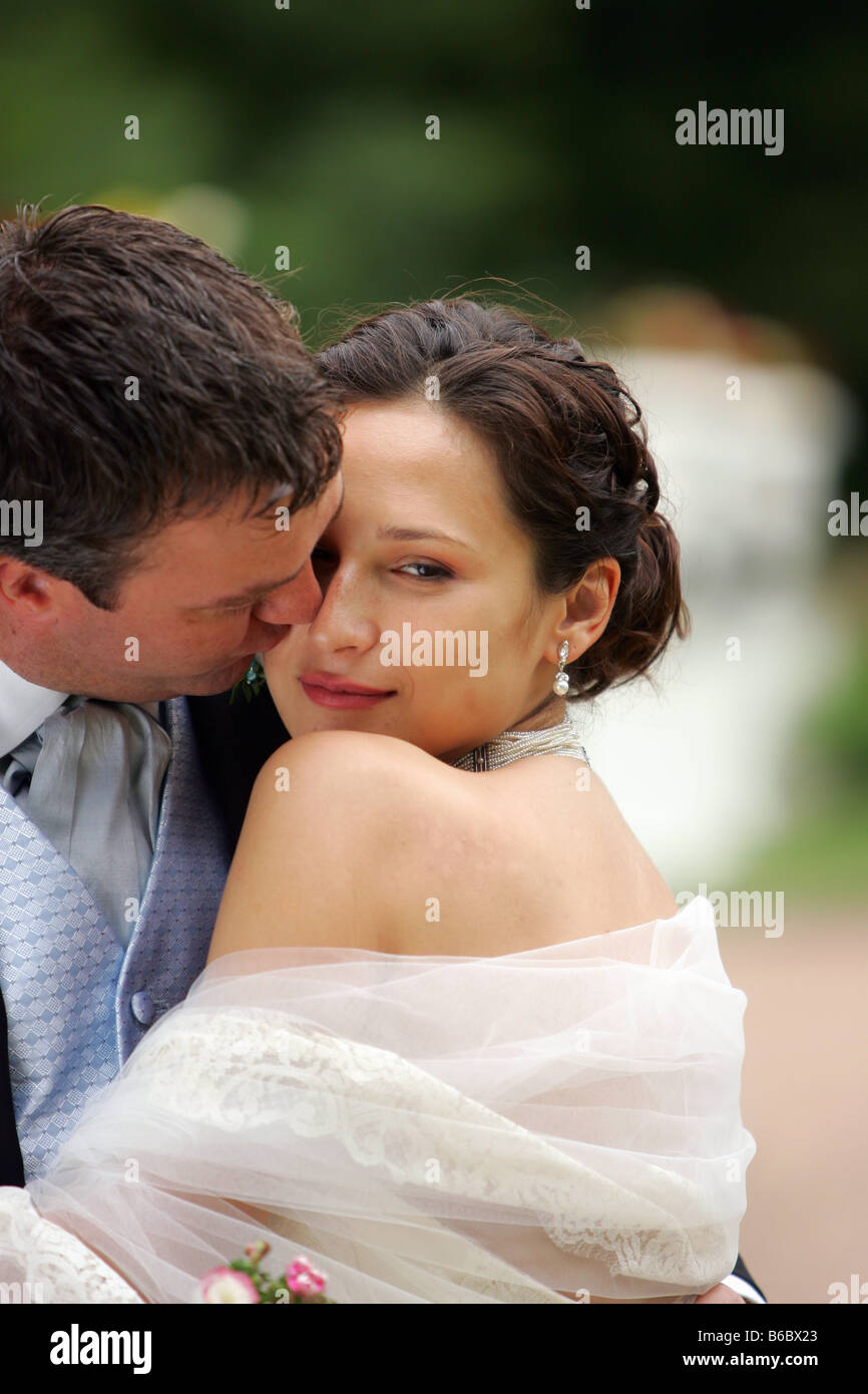Porträt des frisch verheirateten kaukasischen paar küssen Nahaufnahme Stockfoto