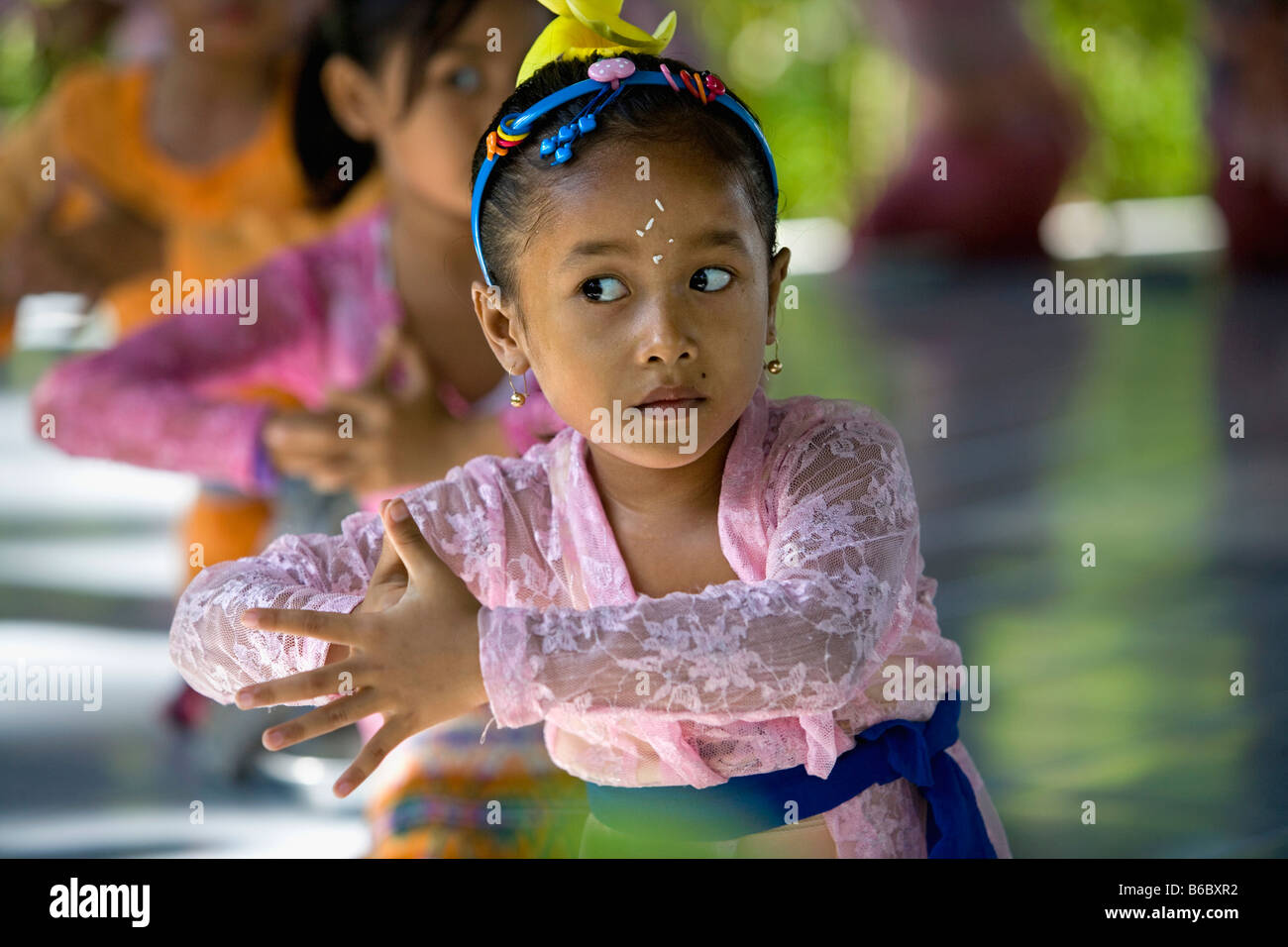 Indonesien, Sambirenteng, Bali, traditionelle Tänzer (weiblich) Stockfoto