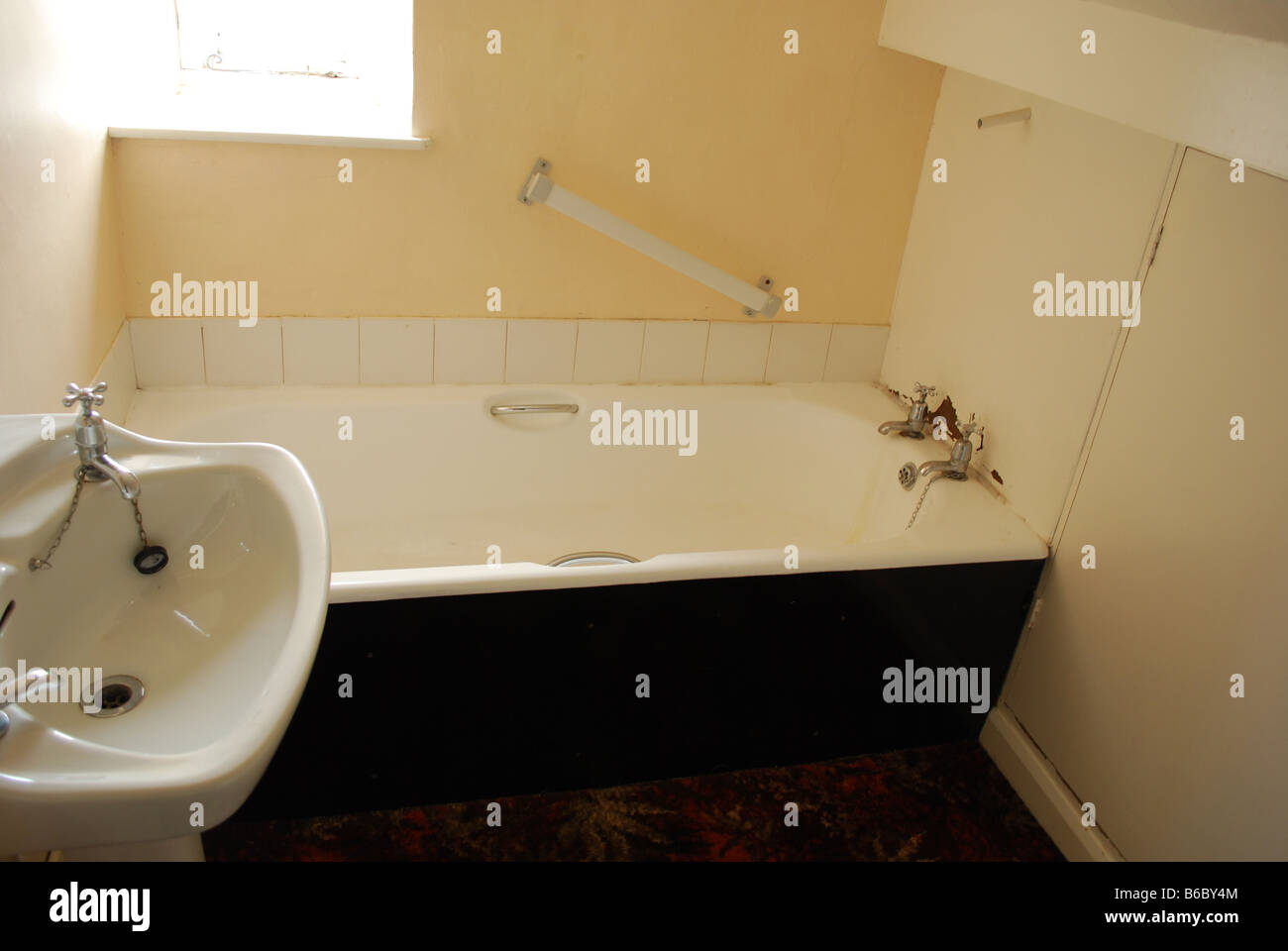 Kleines Schmuddelig Alte Badezimmer Mit Waschbecken Und Bad Aber Keine Dusche In Ein Leeres Bauernhaus Herefordshire England Stockfotografie Alamy