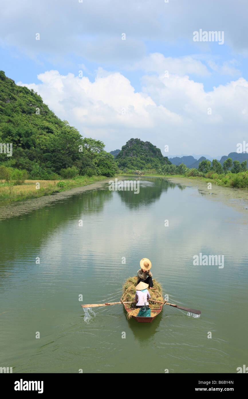 Ruderboot in Chua Huong Stockfoto