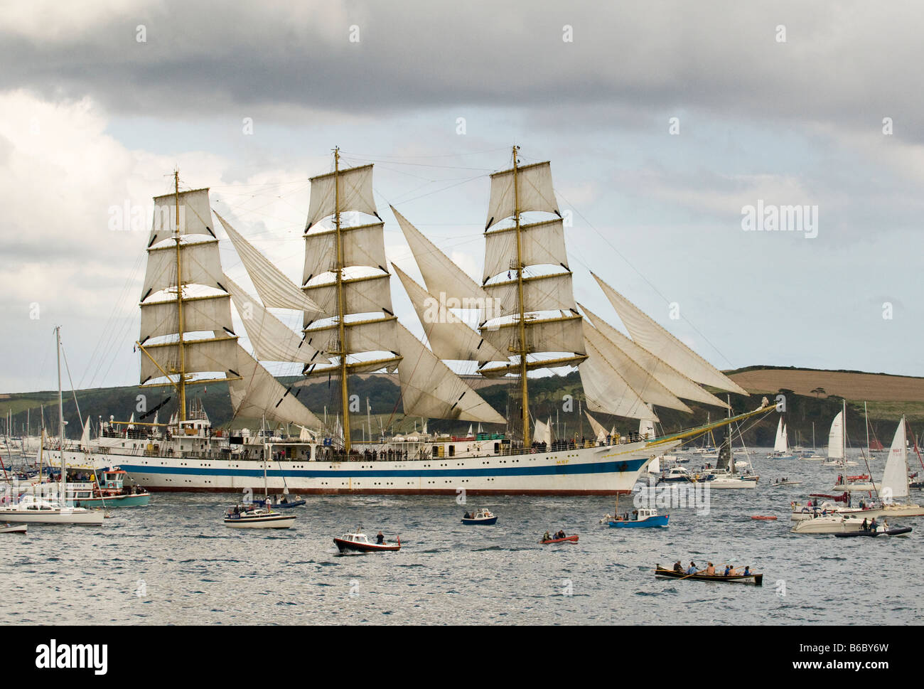 Russische Clas A Großsegler "Mir" umgeben von kleineren Schiffen während Funchal groß Schiffe Regatta, Falmouth, Cornwall, UK Stockfoto