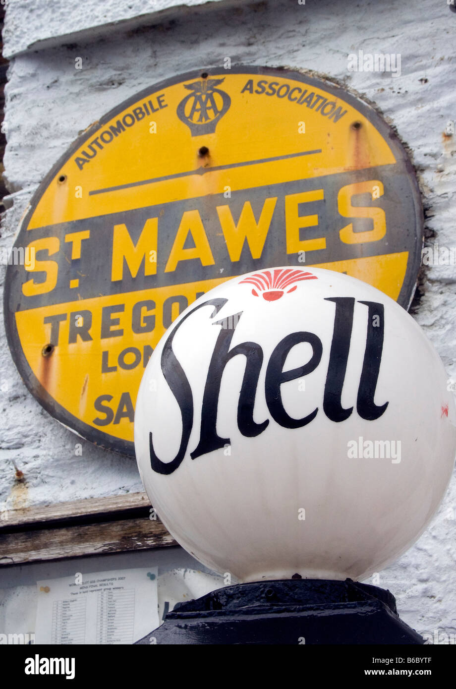 Alten Shell-Tankstelle in einer redundanten Tankstelle in Mawes, Cornwall. Vereinigtes Königreich Stockfoto