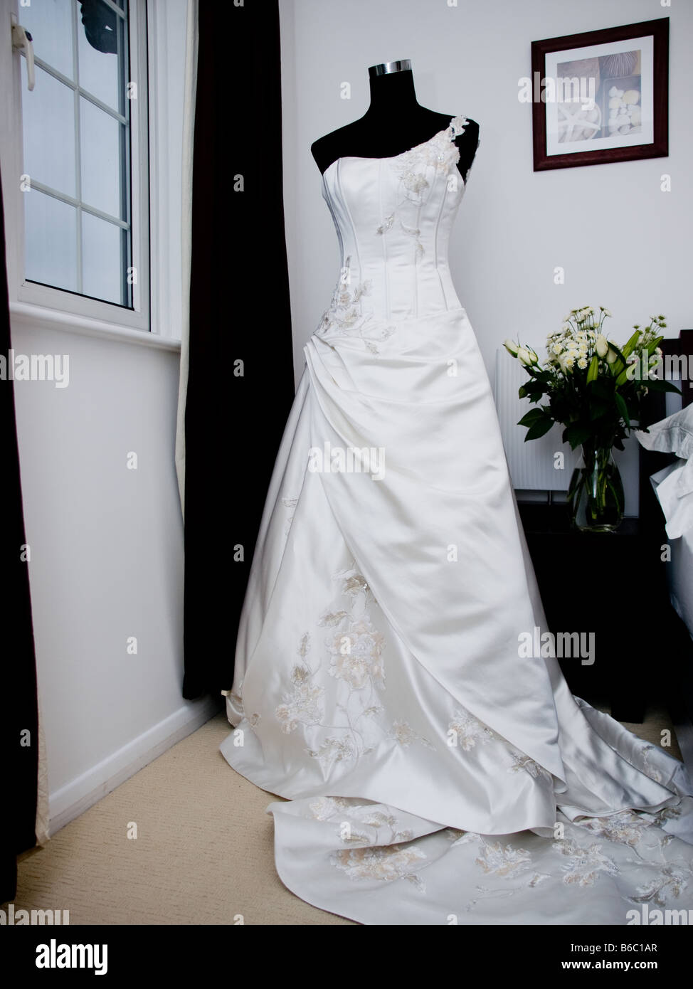 Ab schulter White Wedding Dress Stockfoto