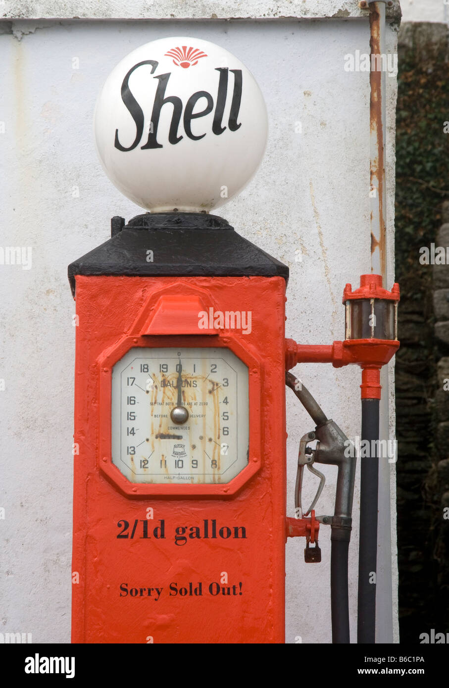 Alten Shell-Tankstelle in einer redundanten Tankstelle in Mawes, Cornwall. Vereinigtes Königreich Stockfoto