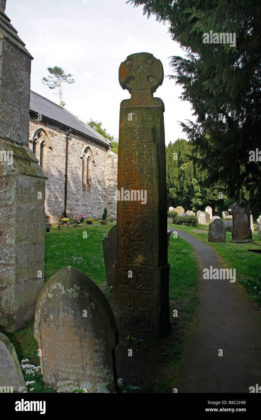 Große Stein geschnitzt Keltenkreuz in Nevern Kirche. Nevern Pembrokeshire Wales UK vertikale 84180 Nevern Stockfoto