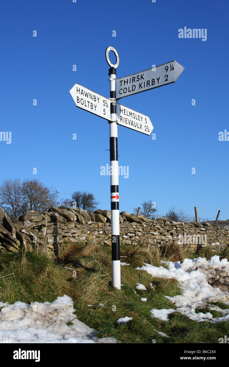 Eine ländliche Straßenschild in North Yorkshire, England, Vereinigtes Königreich Stockfoto