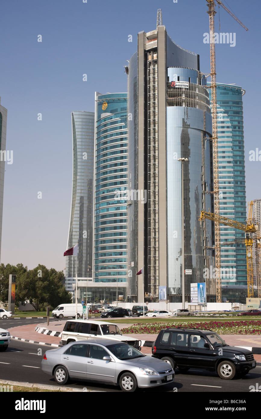 Verkehr und Bau von Hochhäusern in Doha, Katar Stockfoto