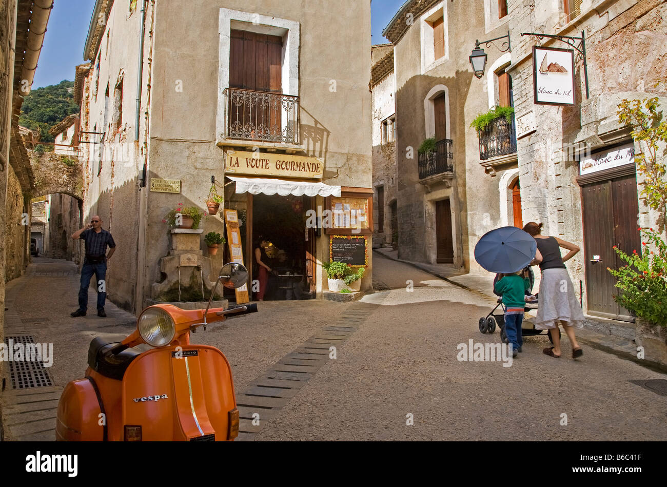 Cafe und Street Scene, St Guilhem le Desert, Languedoc-Roussillon, Frankreich Stockfoto