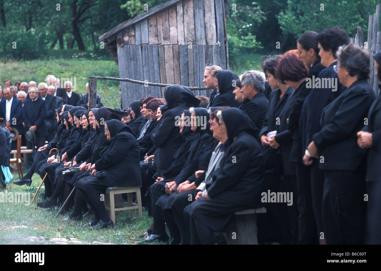 Der Beerdigung Gizella Kocisis im Alter von 89 im Garten ihres Hauses in Szekelyderz oder Dariju Dorf Siebenbürgen Rumänien Stockfoto