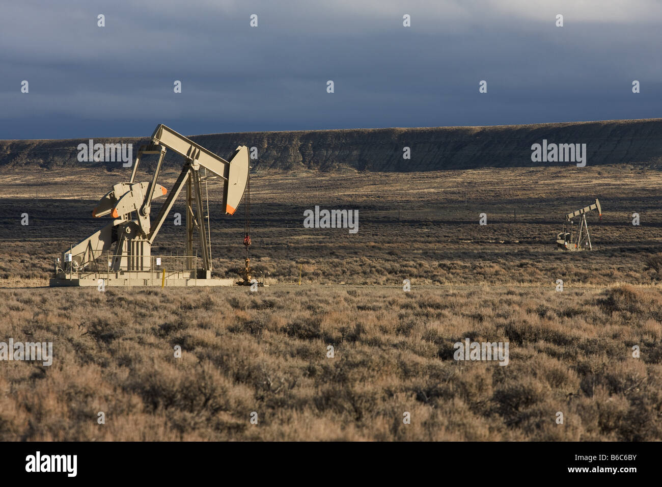 Ölquelle, Pumpe, Bohrinsel, fossile Brennstoffe, Brennstoff, fossile Brennstoffe, Brennstoffe, Gas, Gase, Benzin, Benzin, Öl, fossile Brennstoffe, fossile Brennstoffe, Stockfoto
