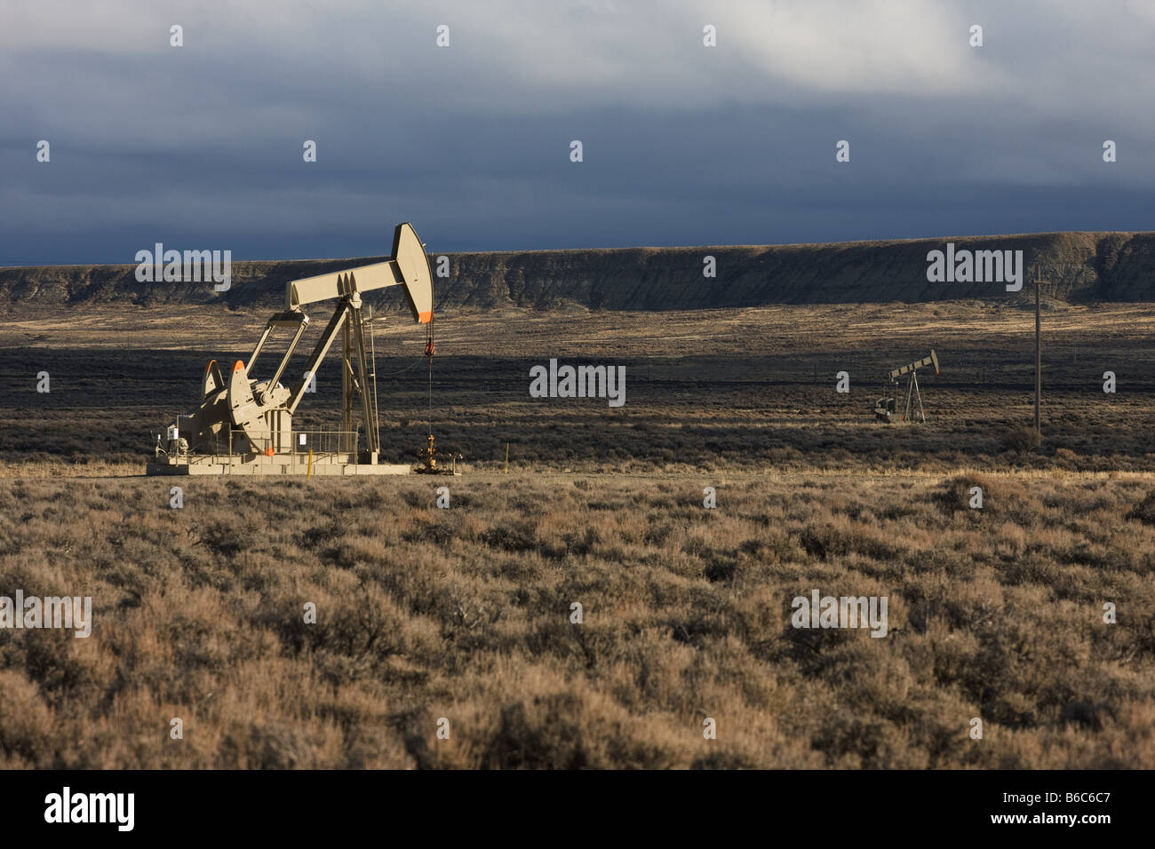 Ölquelle, Pumpe, Bohrinsel, fossile Brennstoffe, Brennstoff, fossile Brennstoffe, Brennstoffe, Gas, Gase, Benzin, Benzin, Öl, fossile Brennstoffe, fossile Brennstoffe, Stockfoto