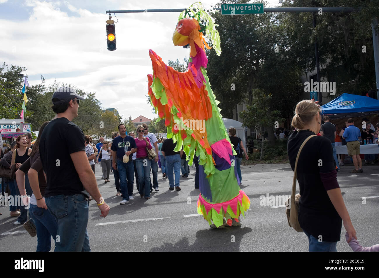 Riesenvogel Charakter vermischt sich mit der Menge an Downtown Arts Festival Gainesville Florida Stockfoto