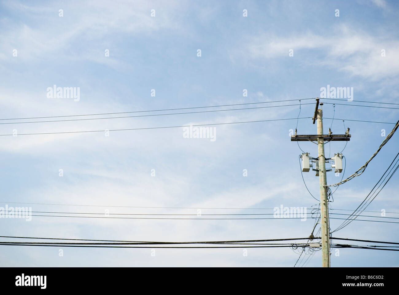 Suburban Strommast zeigt einen Komplex von Leitungen und Kabeln Stockfoto