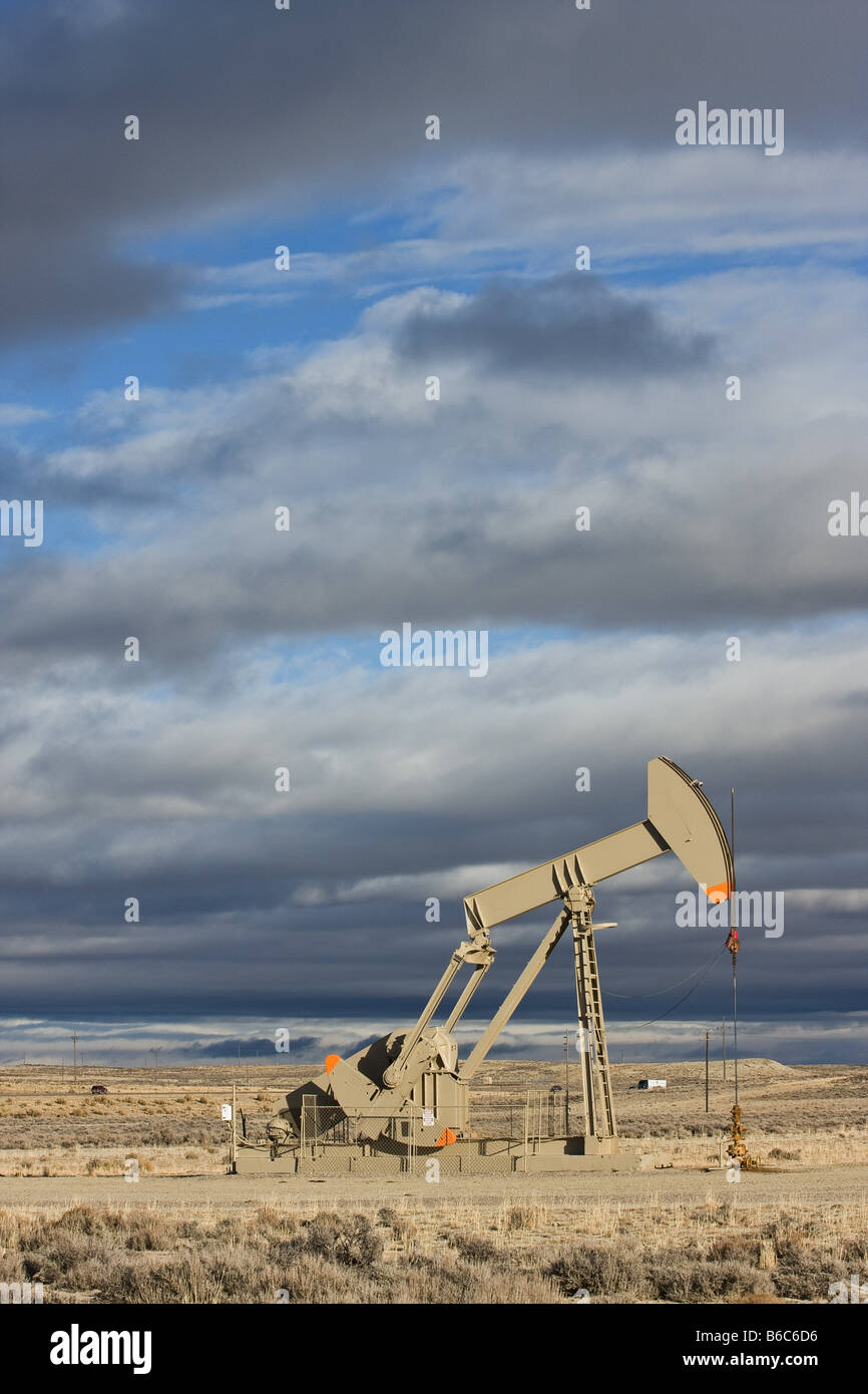 Ölquelle, Pumpe, Bohrinsel, fossile Brennstoffe, Brennstoff, fossile Brennstoffe, Brennstoffe, Gas, Gase, Benzin, Benzin, Öl, fossile Brennstoffe, fossile Brennstoffe, Stockfoto