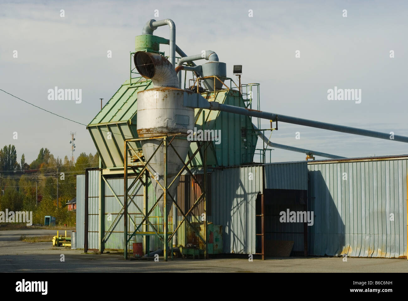 Außenseite des alten Holzes Fabrikationsanlage Stockfoto