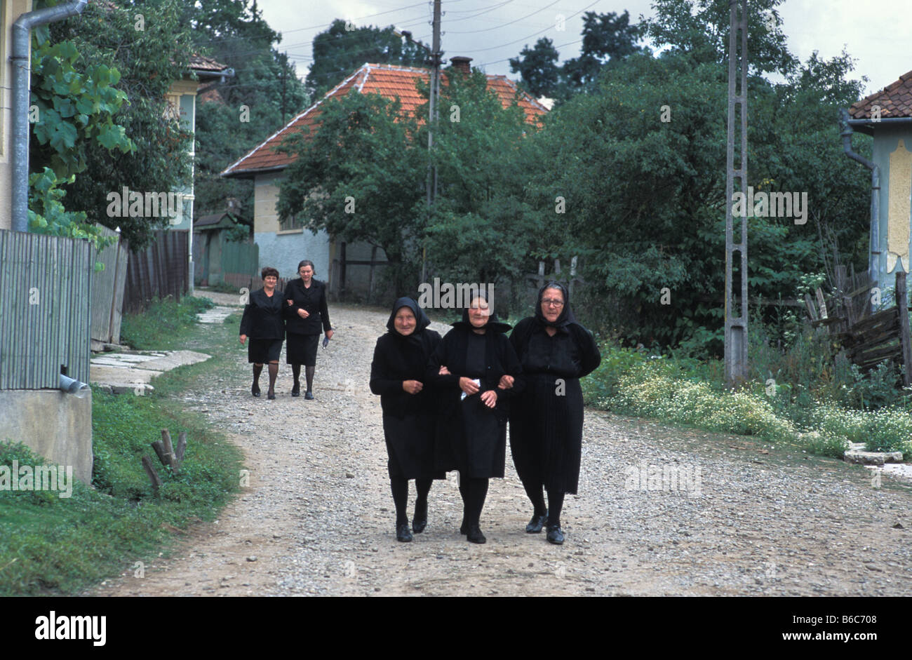 Frauen, die zu Fuß nach Hause, nach die Beerdigung von Gizella Kocisis im Alter von 89 in Szekelyderz oder Dariju Dorf Siebenbürgen Rumänien Stockfoto