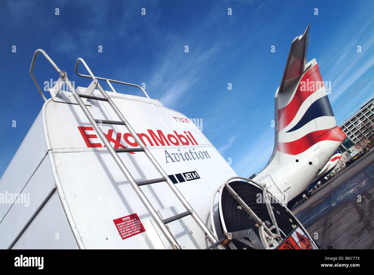 ExxonMobil Aviation Fuel Tanker und British Airways BA146 Höhenleitwerk am Flughafen Birmingham Stockfoto