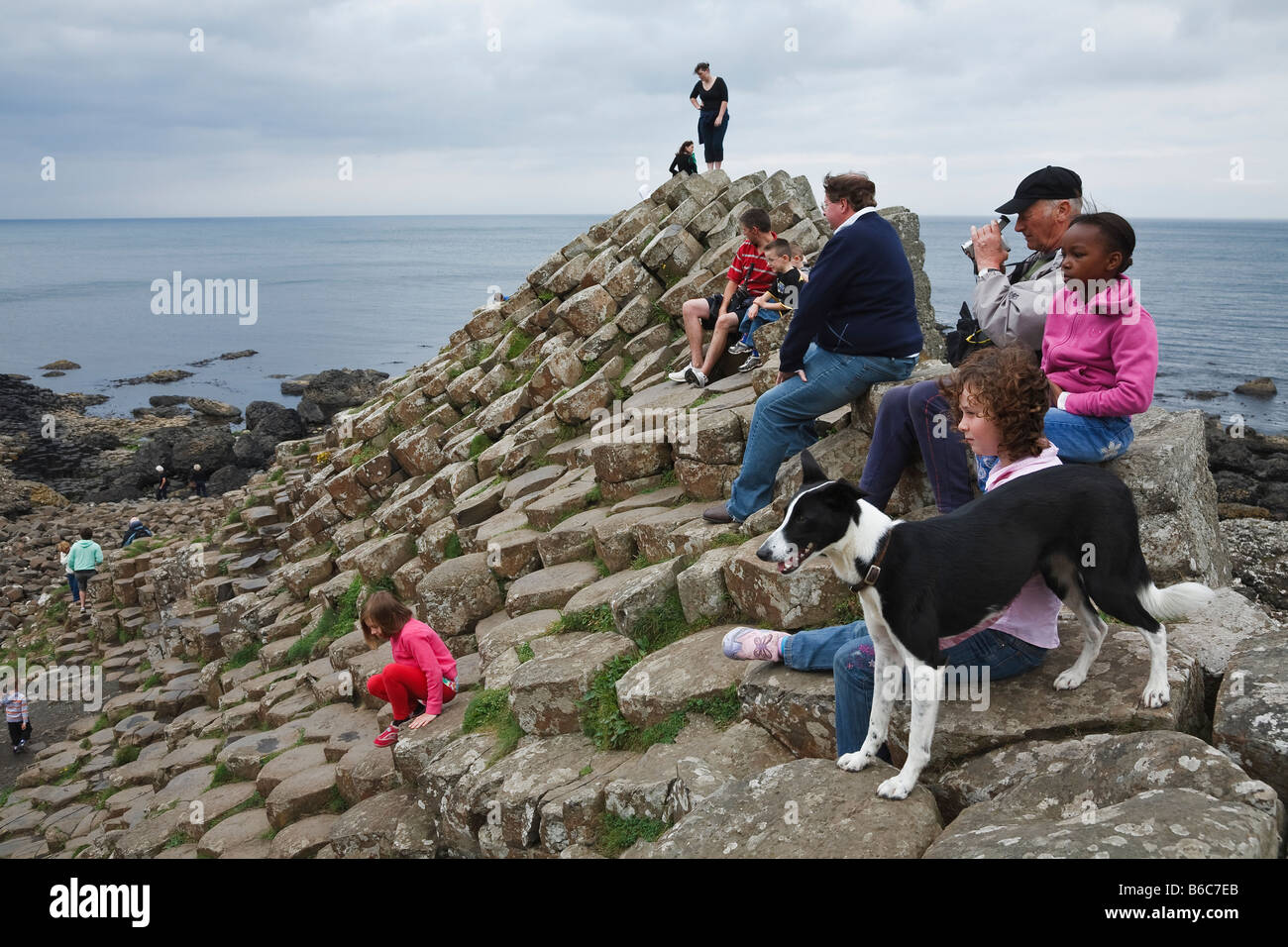 Touristen auf den Giant es Causeway, County Antrim, Nordirland Stockfoto