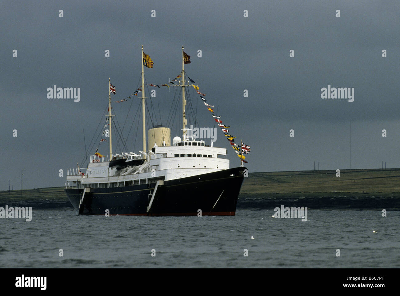 H.M.Y. Britannia verankert vor der Westküste Schottlands während einer Reise von Southampton nach Aberdeen von Königin Elizabeth II Stockfoto