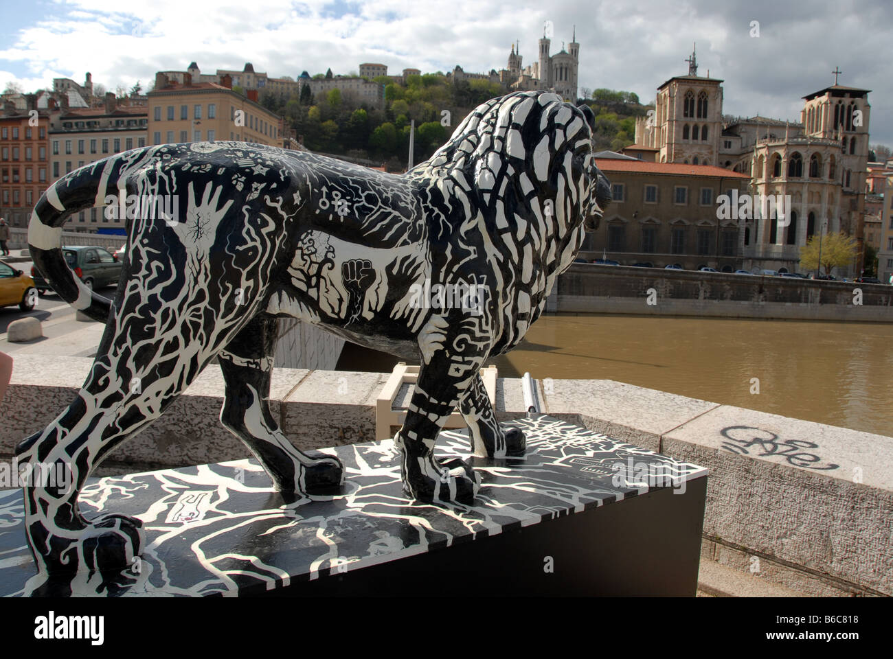 Die Statue eines Löwen, die die Stadt von Lyon auf Bonaparte Brücke am Fluss Saone symbolisiert Stockfoto