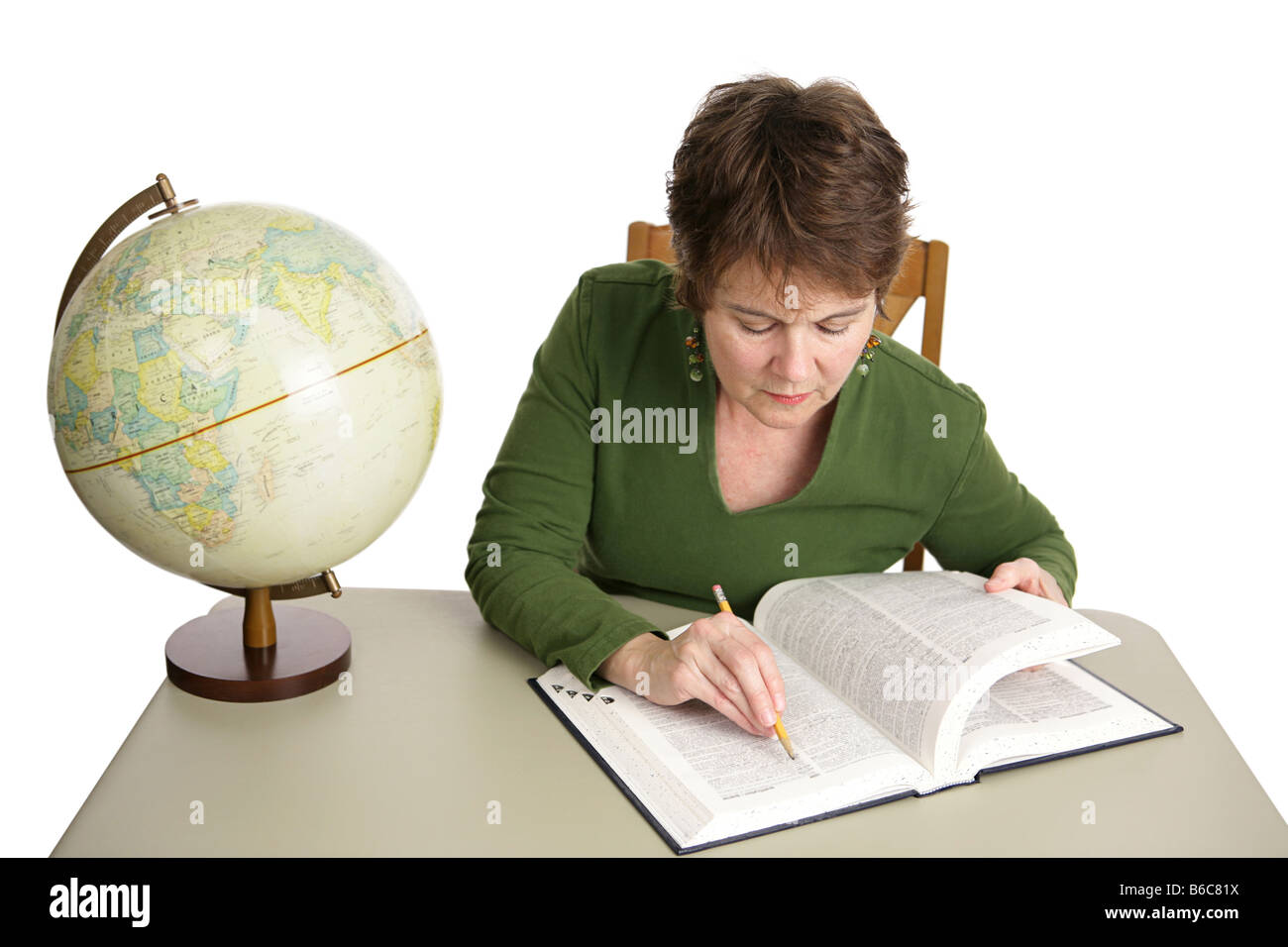 Im mittleren Alter Student oder Bibliothekar Recherchen in der Bibliothek isoliert auf weißen Hinweis auf Inspektor Textur von Strick-Shirt Mai r Stockfoto