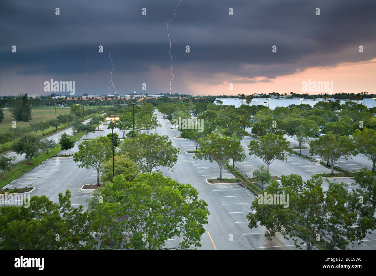 Gewitter am Horizont fotografiert vom Dach eines Gebäudes in Sunrise, Florida, Vereinigte Staaten Stockfoto