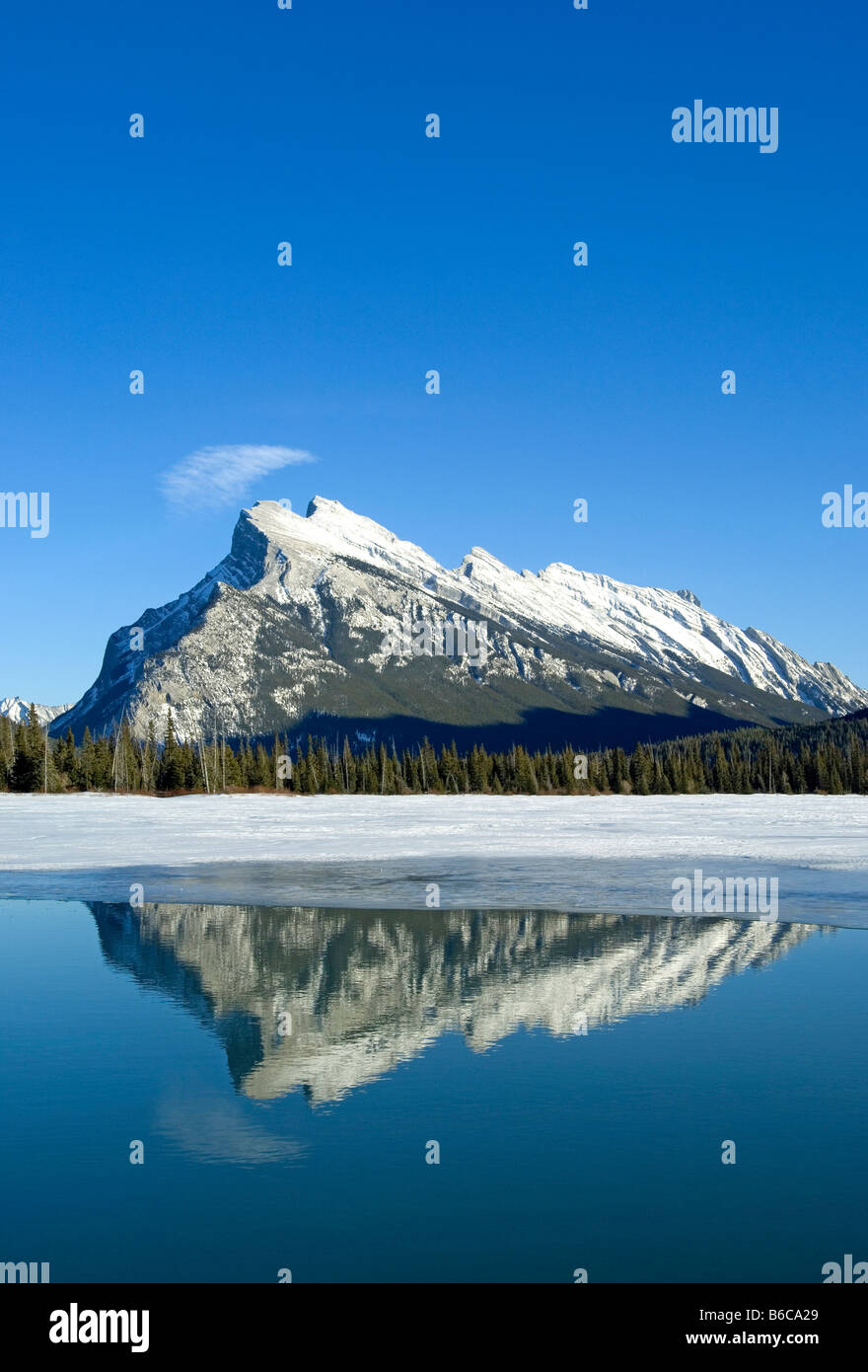 Reflexion der Rocky Mountains in den Vermilion Lakes in Banff Nationalpark Alberta Kanada Stockfoto