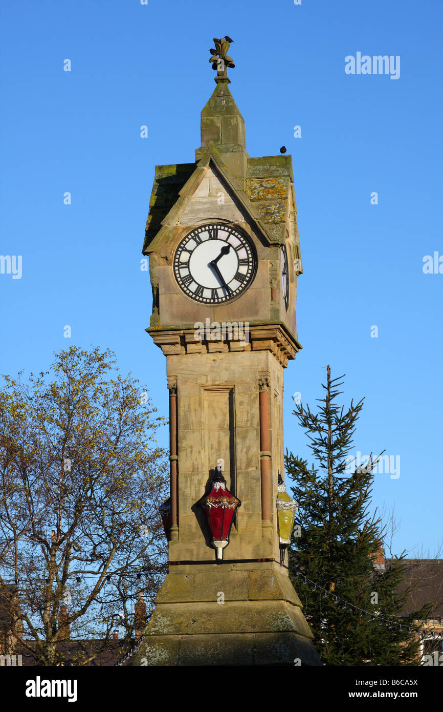 Uhrturm auf dem Marktplatz in Thirsk, North Yorkshire, England, Großbritannien Stockfoto