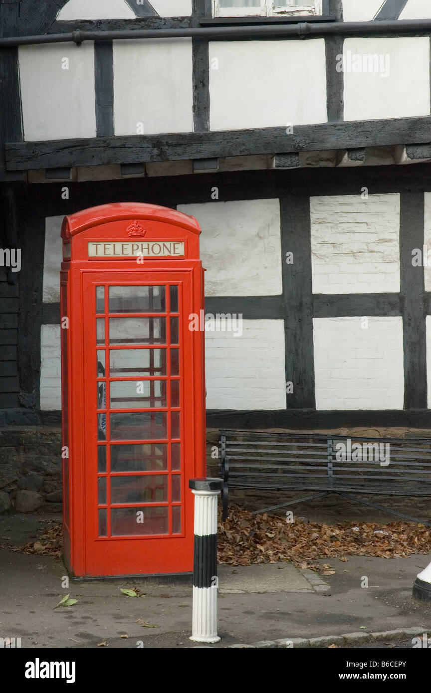 Telefonzelle außerhalb mittelalterlichen Hauses Pembridge Herefordshire U.K Stockfoto
