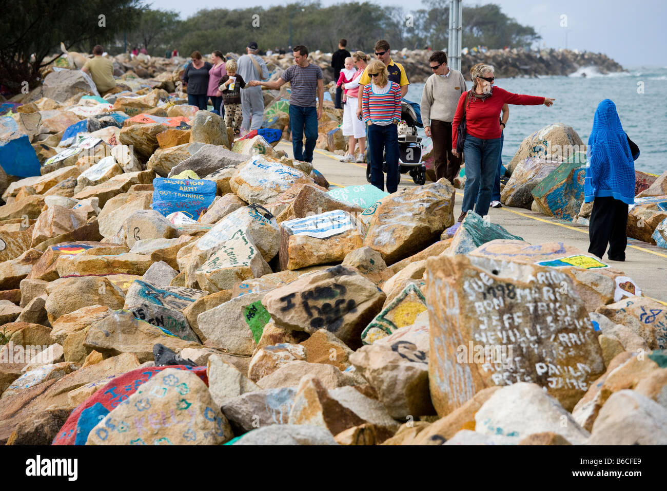 Touristen besuchen das gemalte Felsen Galerie V-Wand Breakwall an Nambucca Heads NSW Australia Stockfoto