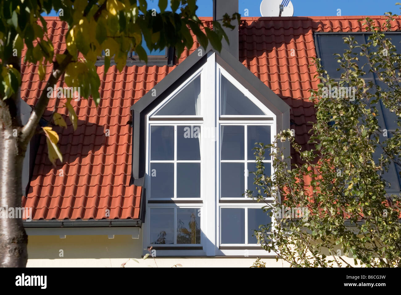 Fenster am Dach des Hauses Stockfoto