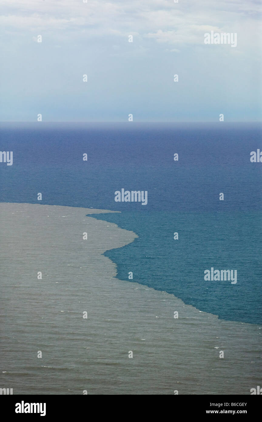 Luftaufnahme über dem Fluss mit Schlamm Sediment fließt in die Karibik entlang der Golfküste Mexikos nach einem Regen Sturm Stockfoto