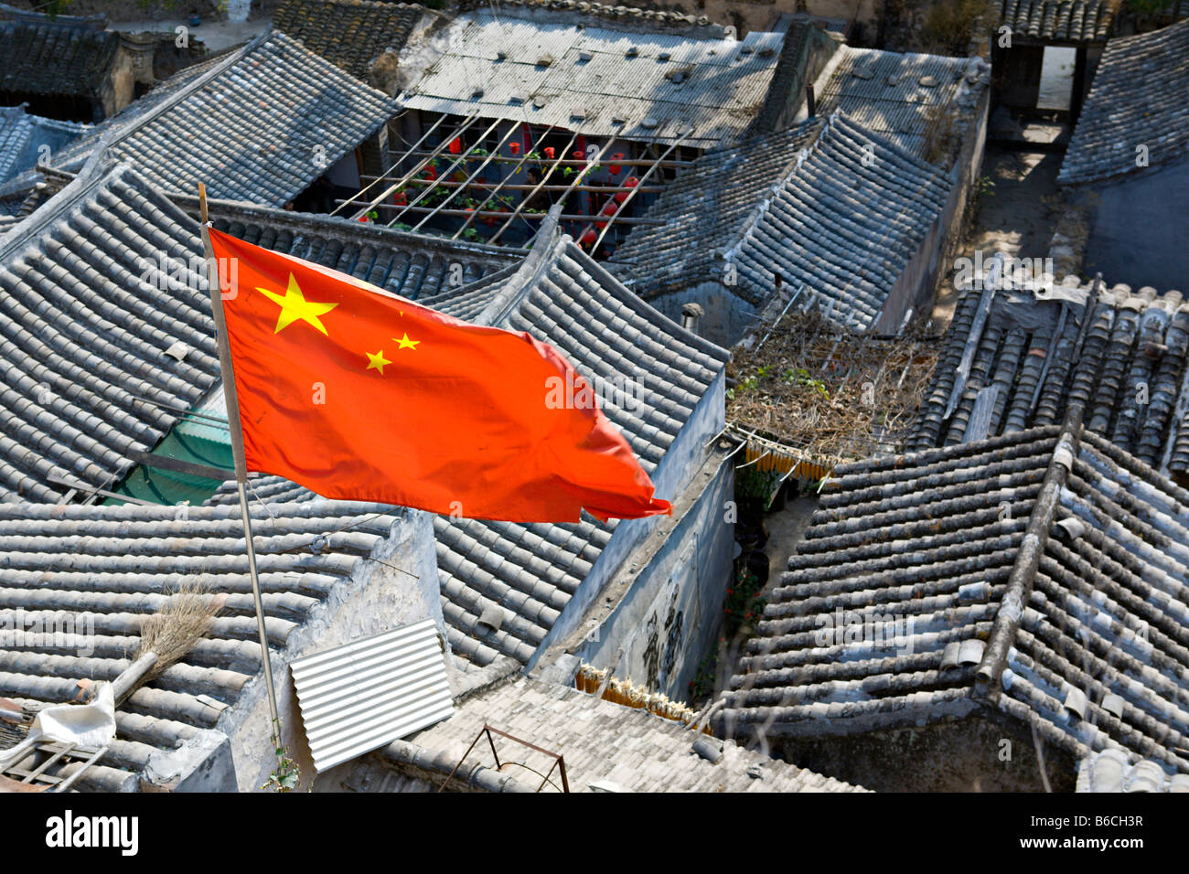 CHINA Chuandixia Flagge von der Volksrepublik China fliegen über den Dächern der Fliese traditioneller Stein kommunale Bauernhäuser Stockfoto