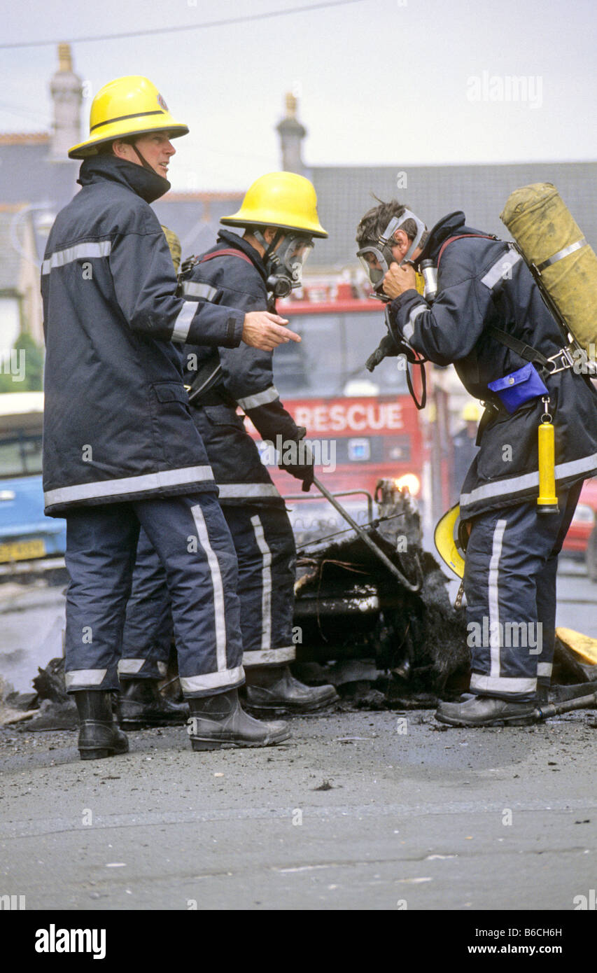 Feuerwehrmann Außerbetriebnahme Auto Feuer Atemschutzgerät tragen. Devon und Cornwall Feuerwehr Stockfoto