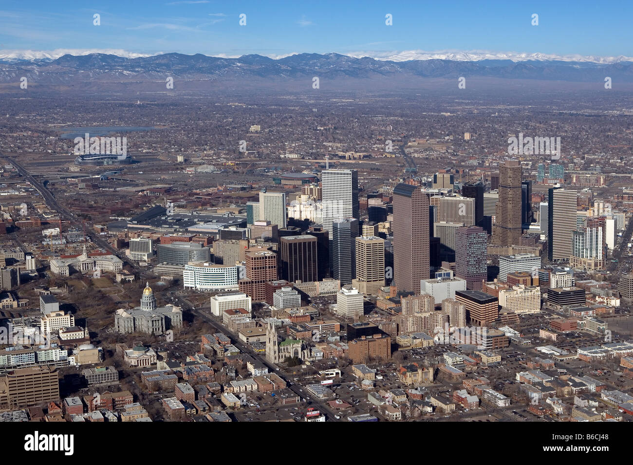 Blick über die Skyline von Denver Colorado Rocky Mountain Front Range Berge Stockfoto