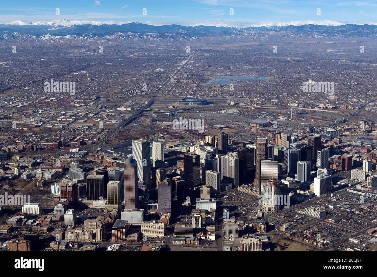 Blick über die Skyline von Denver Colorado Rocky Mountain Front Range Berge Stockfoto