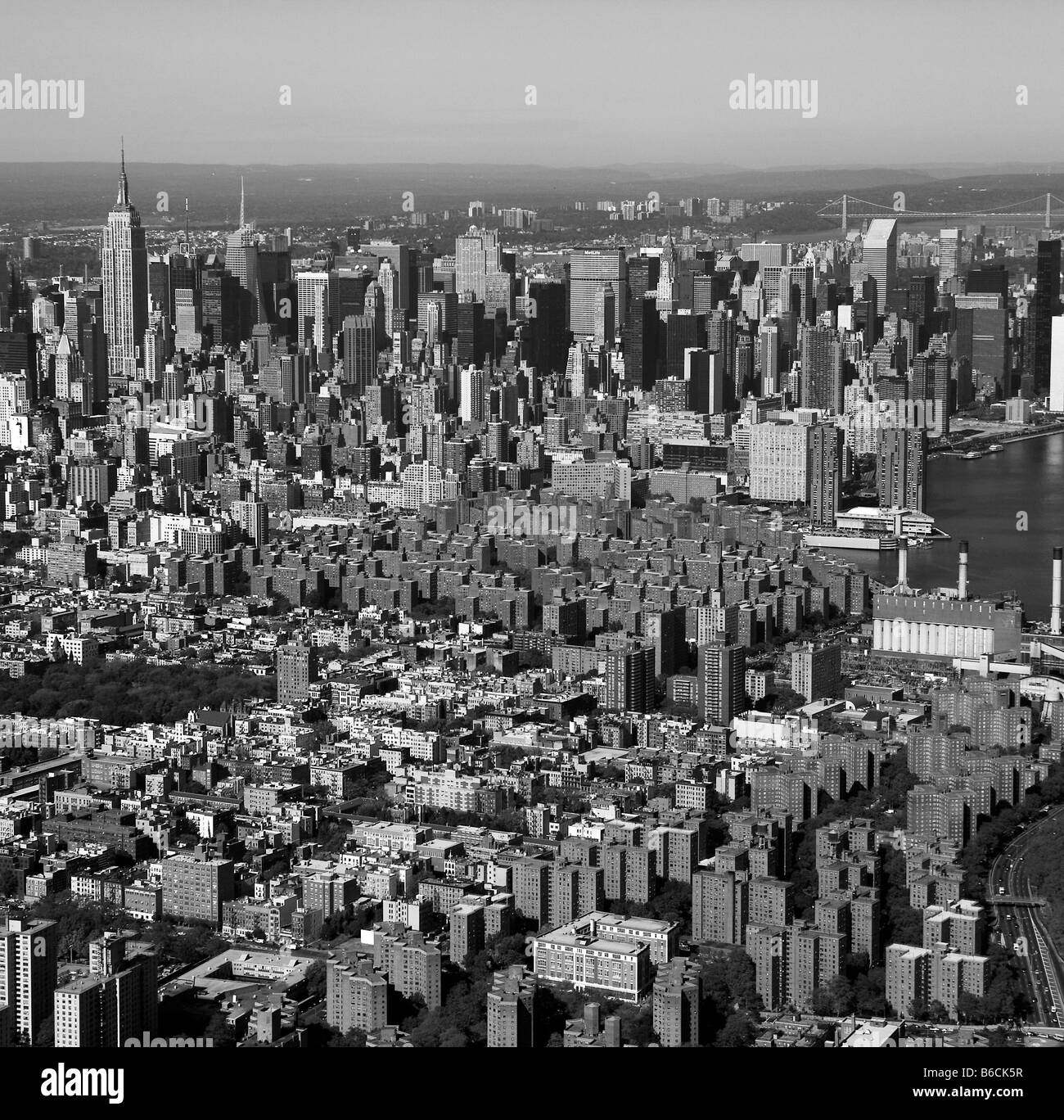 Luftaufnahme über dem unteren East Side von Manhattan in Richtung Empire State building von New York city Stockfoto