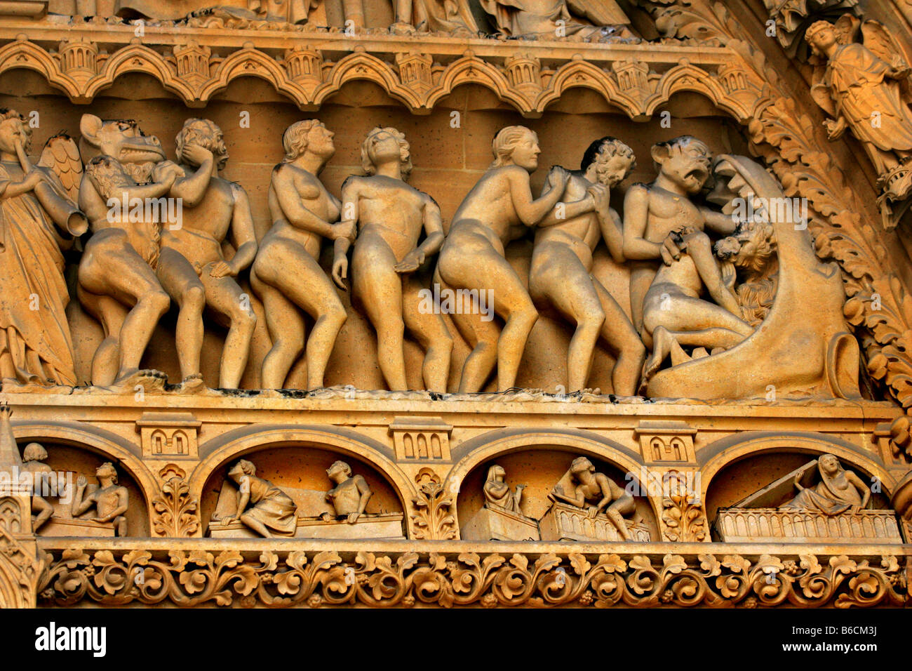 Mauerwerk-Detail am Haupteingang der Kathedrale St. Etienne in Metz in Lothringen an Frankreich. Stockfoto