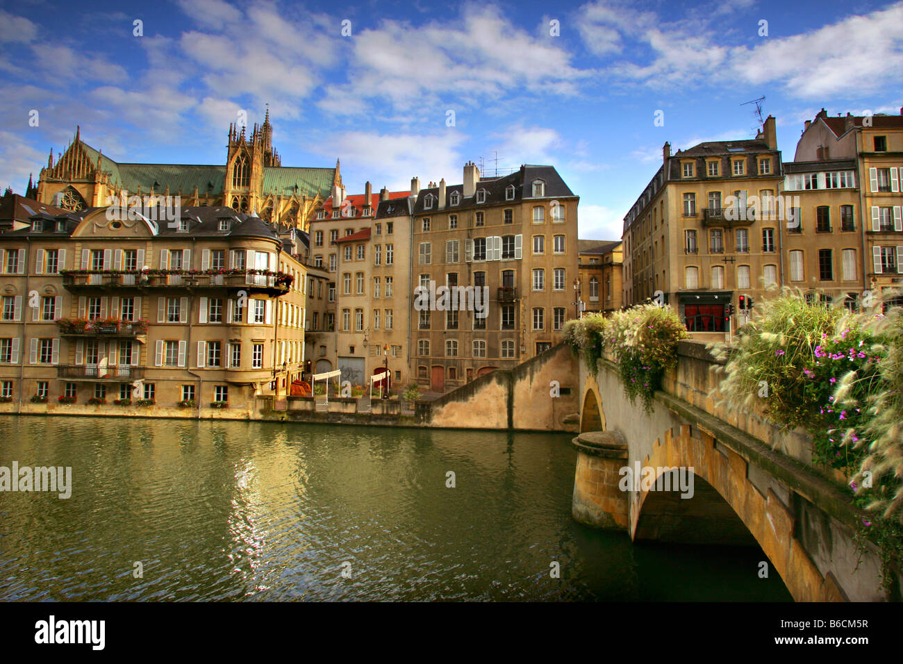 Ansicht der Stadt Metz, mit St. Etienne Kathedrale im Hintergrund. Stockfoto