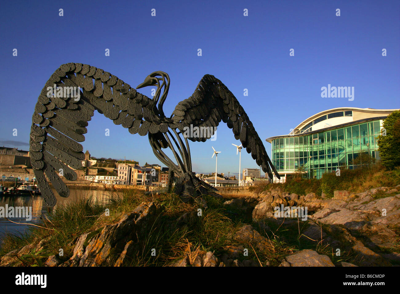Eine Skulptur des Kormorans in der Nähe von der National Marine Aquarium auf dem Barbican in Plymouth, Devon. Stockfoto