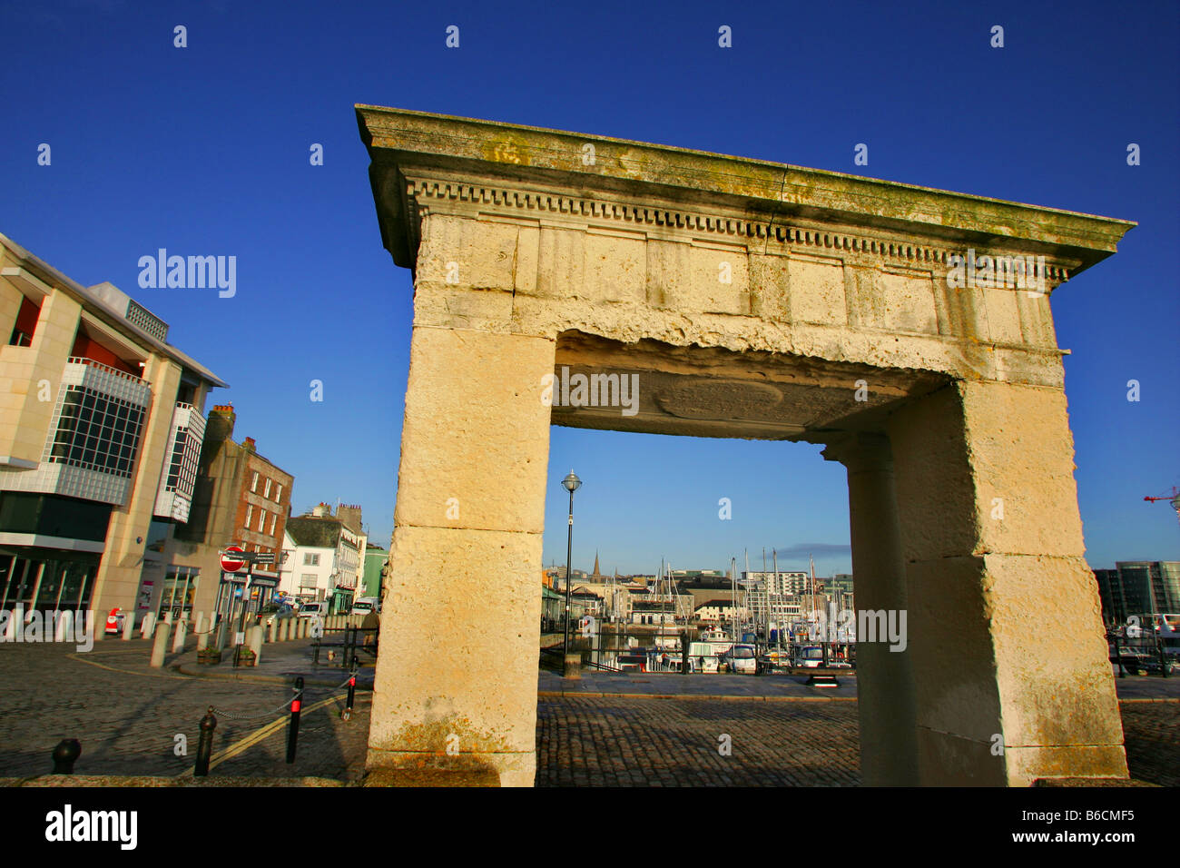 Den Torbogen der Mayflower Schritte auf die Barbican in Plymouth, Devon. Stockfoto