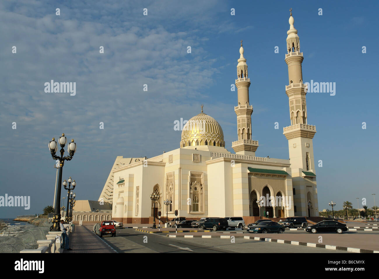Moschee am Straßenrand, Corniche Moschee, Sharjah, Vereinigte Arabische Emirate Stockfoto