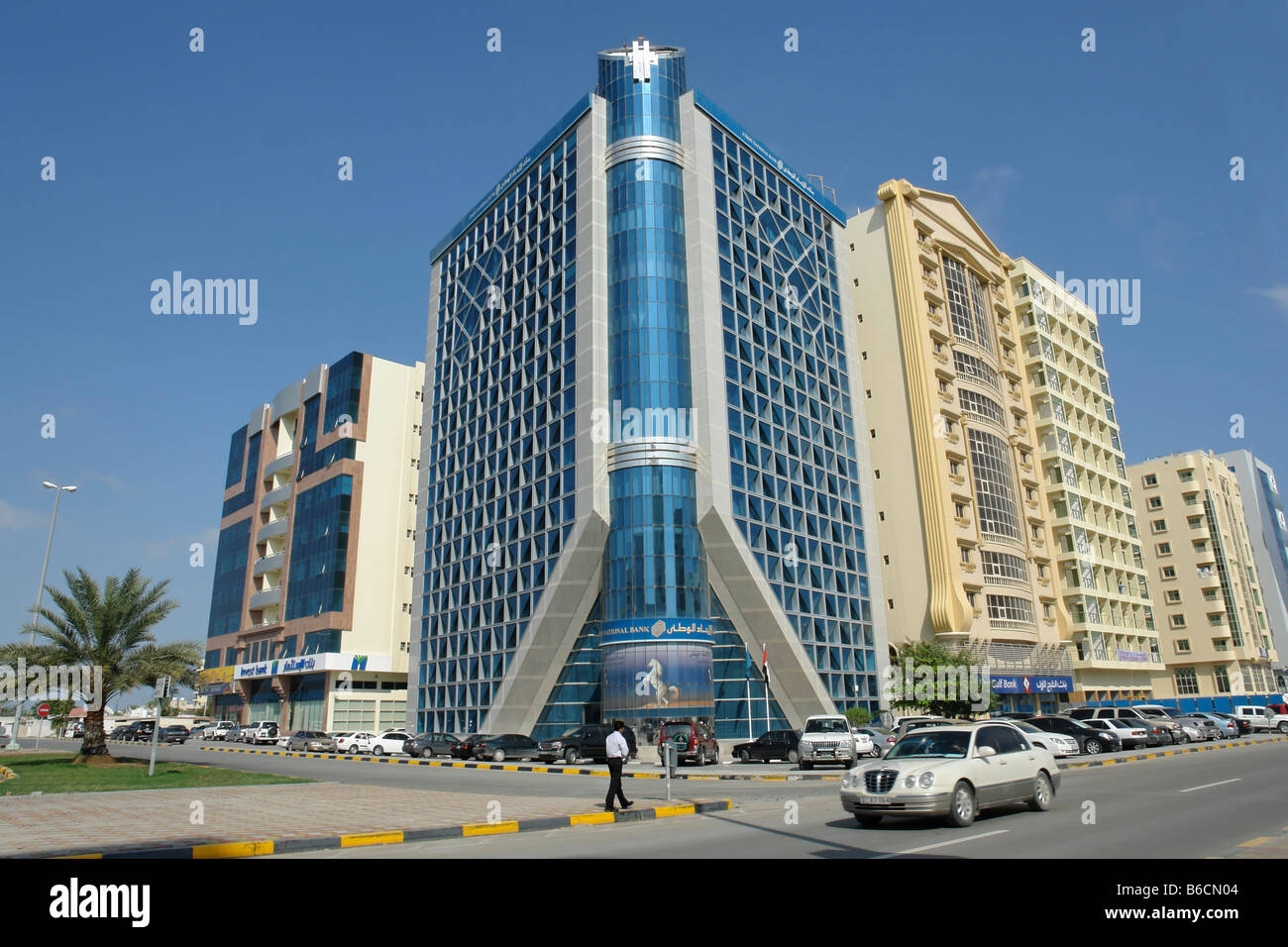 Gebäude am Straßenrand, Fujairah, Vereinigte Arabische Emirate Stockfoto