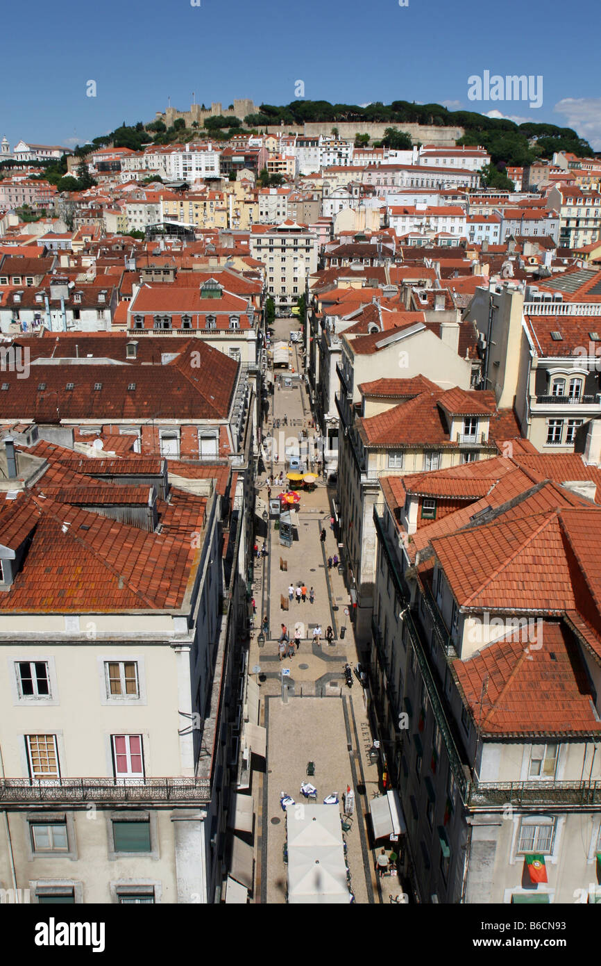 Gebäude in der Stadt, Castelo Sao Jorge, Rua De Santa Justa, Baixa, Lissabon, Portugal Stockfoto