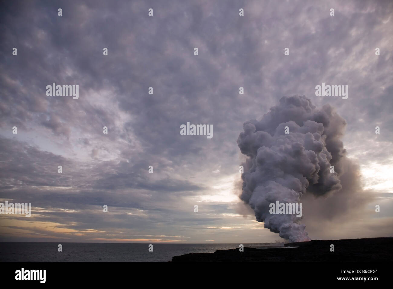 Rauch Balg eines viele Vulkanschlote in Hawaii-Volcanoes-Nationalpark (die große Insel). Stockfoto