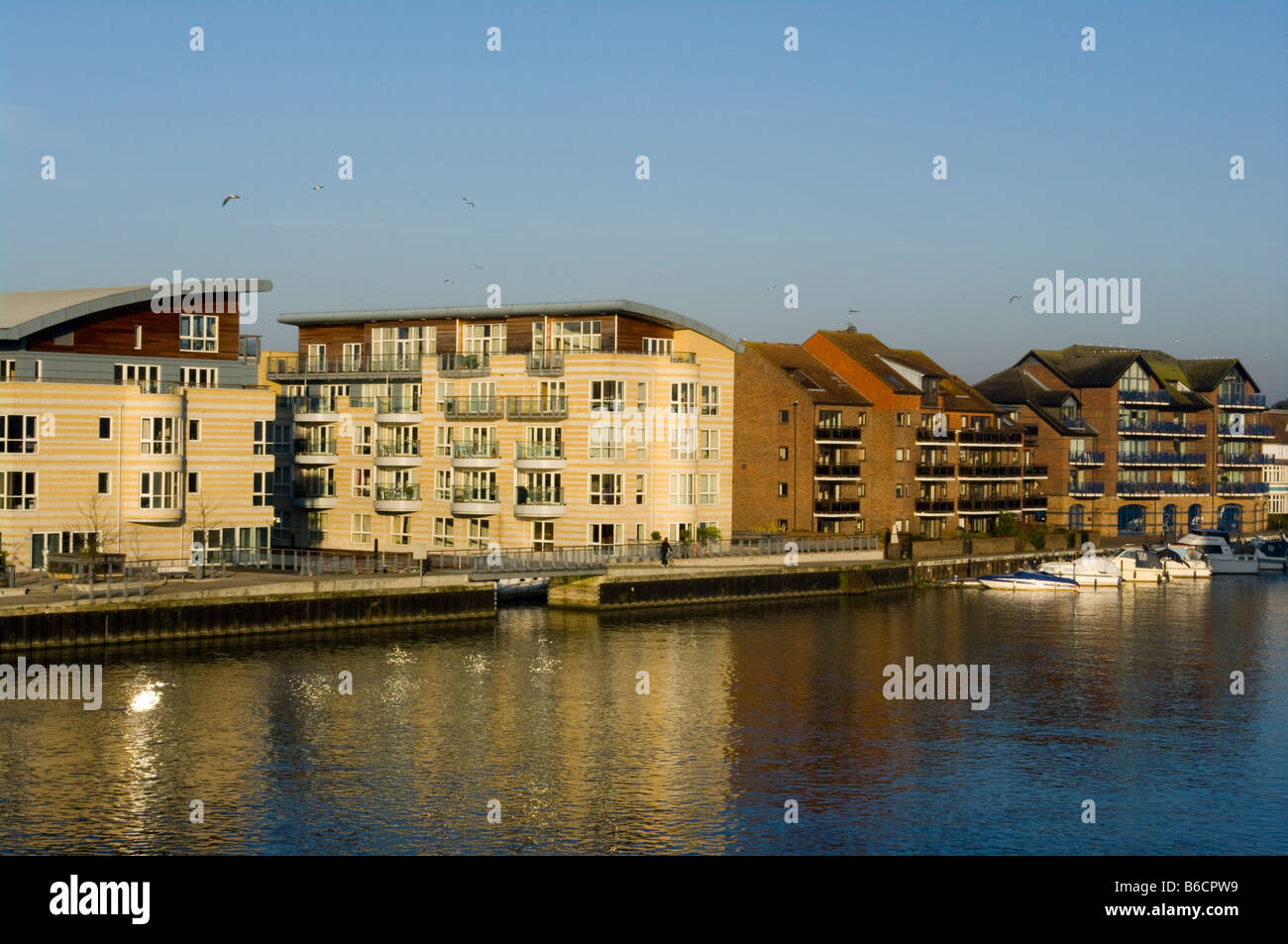 Der Fluss Themse durch moderne Riverside Waterfront Apartments Hampton Wick Stockfoto