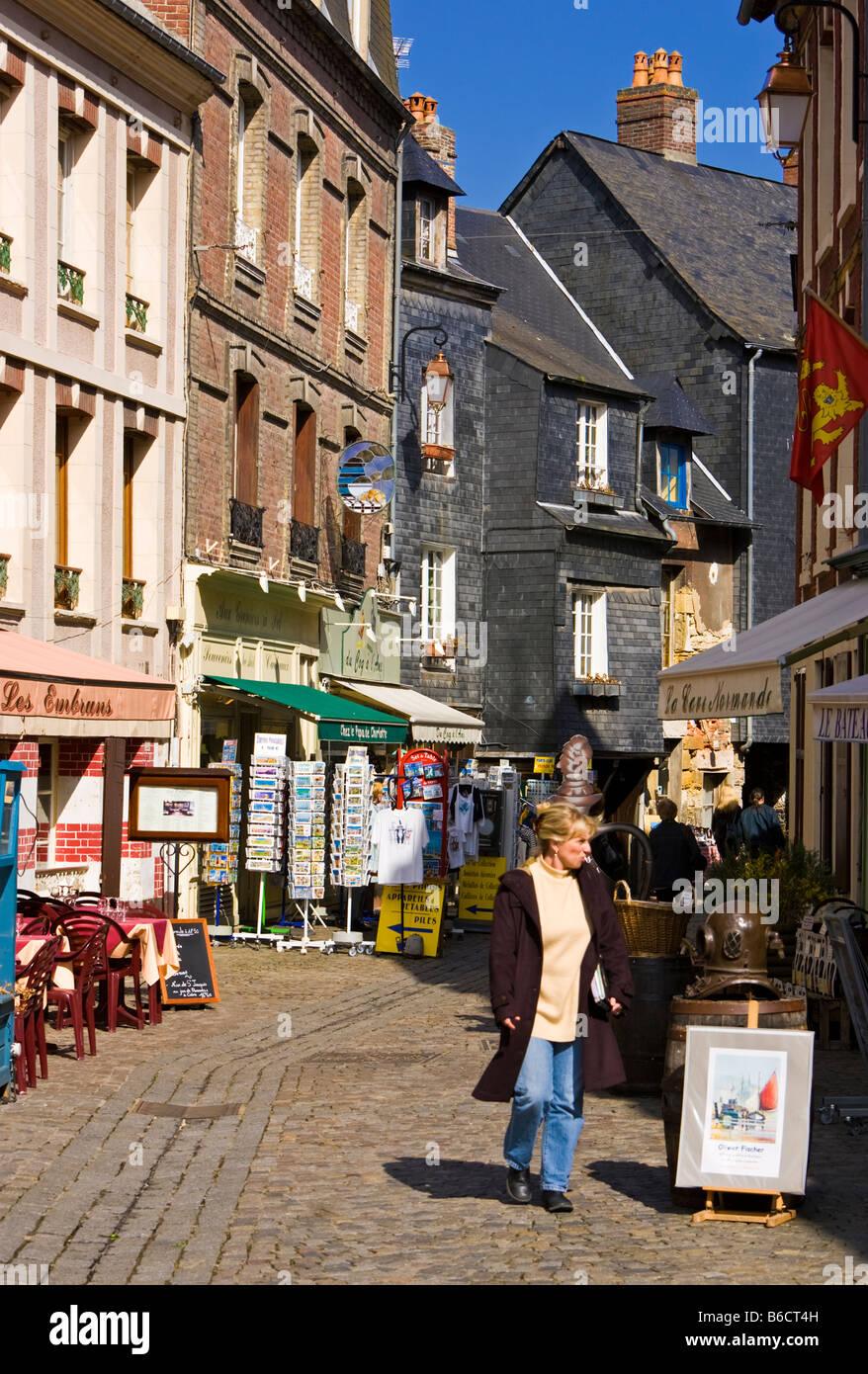 Einkaufen in einer alten Straße in Honfleur, Calvados, Normandie, Frankreich Stockfoto